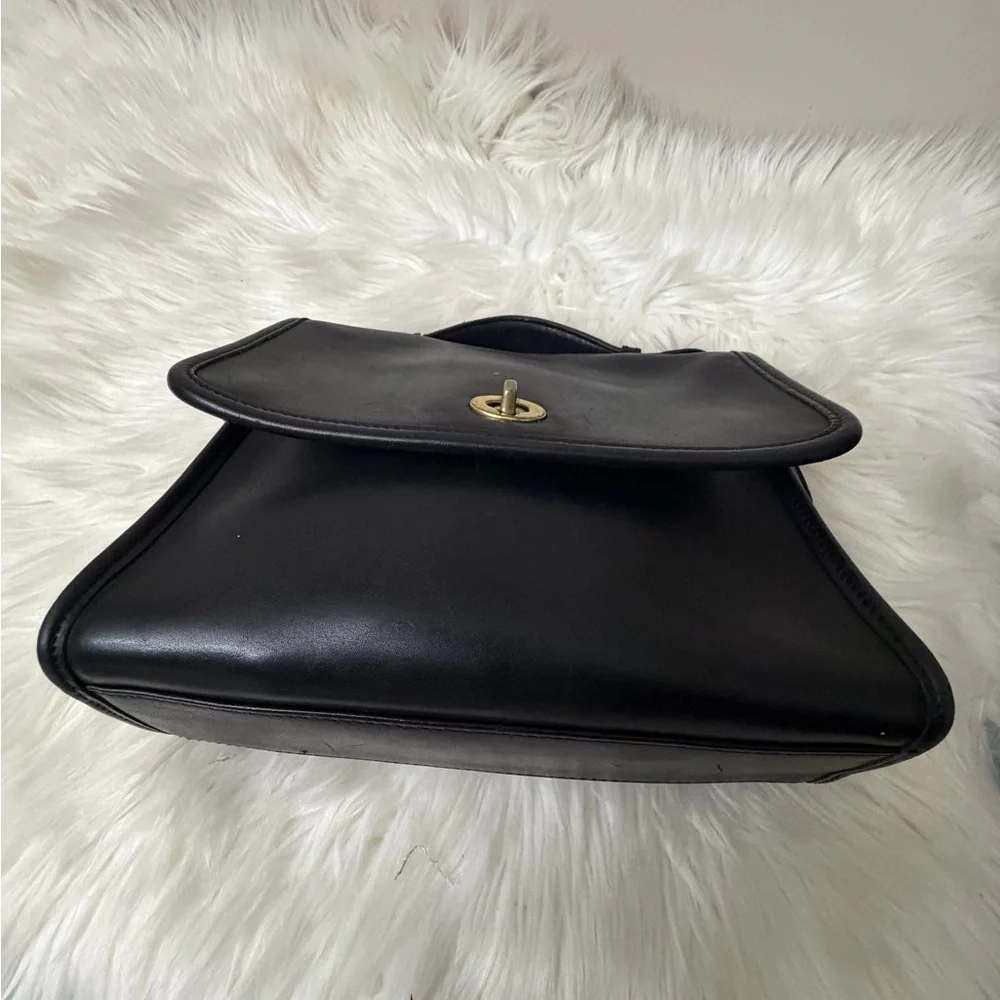 Vintage COACH #9870 Court Turn lock Crossbody bag.